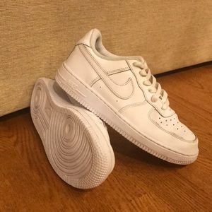 Nike Air Force 1 all-white sneaker (3Y)